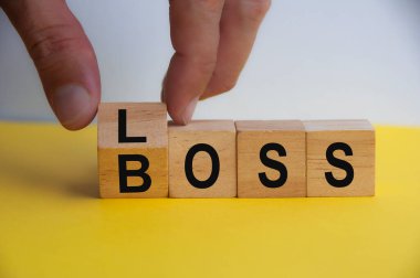 Elin ahşap küpü kayıp patrona çeviriyor. Uzayı kopyala Kötü işletme yönetimi kavramı.