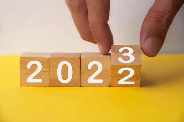 2023 Ευτυχισμένο Σύμβολο Του Νέου Έτους Χέρι Γυρίζει Έναν Κύβο — Φωτογραφία Αρχείου