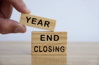 Yıl Sonu Kapanışı yazılı ahşap bloklar. İş ve mali kapanış kavramı