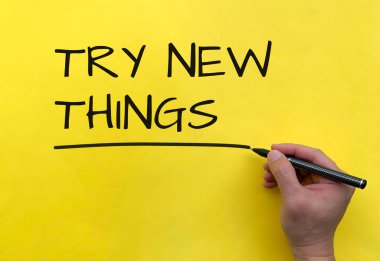 Sarı arka plan kapağında yeni şeyler dene. Yeni şeyler dene.