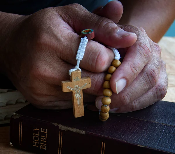 Tenendo Mano Santo Rosario Sulla Sacra Bibbia Concetto Preghiera — Foto Stock