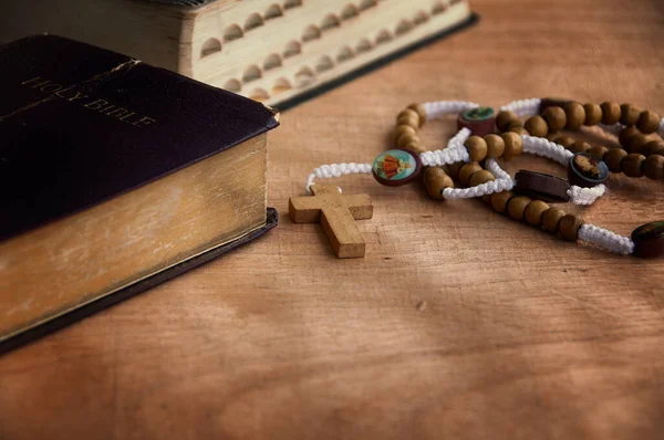 Szent Biblia Rózsafüzér Egy Asztalon Testre Szabható Helyet Hogy Adjunk — Stock Fotó
