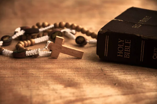 Holy Bible Rosary Wooden Table Customizable Space Add Ideas Text — Stockfoto