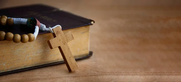Αγία Γραφή Και Ροζάριο Ένα Ξύλινο Τραπέζι Προσαρμόσιμο Χώρο Για — Φωτογραφία Αρχείου