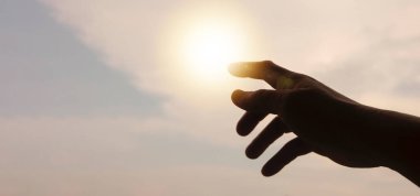 Parlak gökyüzüne uzanan eller fikir ya da metin için kopya uzayına uzanıyorlar. Boşluğu kopyala