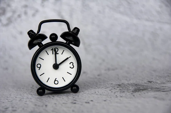 Relógio Despertador Apontando Horas Com Espaço Personalizável Para Ideias Texto — Fotografia de Stock