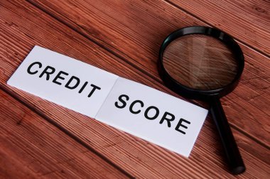 Tahta masanın üzerinde Credit Score metni olan not defteri. Kredi notu kavramı