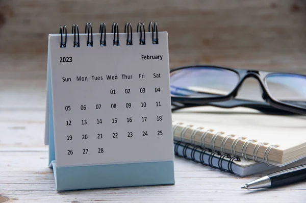 February 2023 White Desk Calendar Notepad Glasses Background New Year — Fotografia de Stock