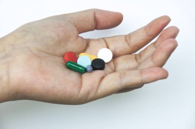 Beyaz arka planda izole edilmiş çeşitli hapları tutan kadın. Boşluk ve Tıbbi konsepti kopyala