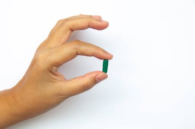 Beyaz arka planda izole edilmiş bir hap seçen kadın. Tıbbi konsept