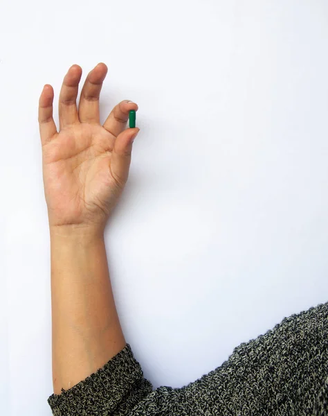 Femmina Mano Scegliendo Una Pillola Isolata Sfondo Bianco Con Spazio — Foto Stock