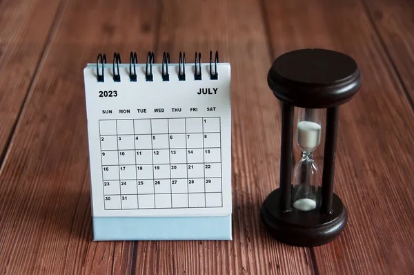 July 2023 White Desk Calendar Minute Glass Wooden Table Calendar — Fotografia de Stock