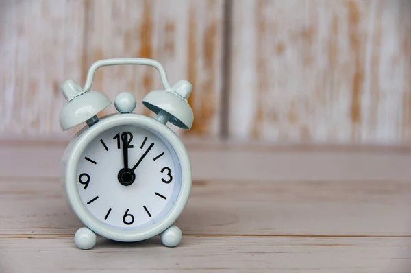 Relógio Despertador Apontando Horas Com Espaço Personalizável Para Ideias Texto — Fotografia de Stock