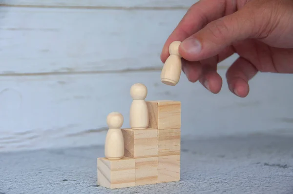 Hand Zetten Houten Figuur Top Van Houten Blokken Loopbaangroei Leiderschapsconcept — Stockfoto