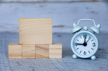 Boş tahta bloklar ve kişiselleştirilebilir fikir ve metin alanı olan çalar saat. Boşluğu kopyala