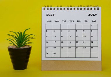 Temmuz 2023 masa takvimi, sarı arka planda masa bitkisi. Takvim kavramı