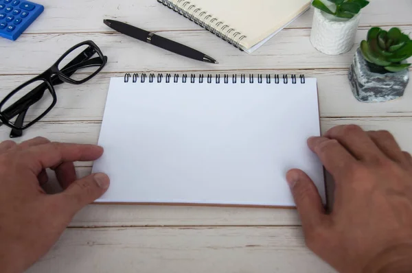 Hand Holding Blank White Notepad Space Customizable Text Ideas Copy — Stockfoto