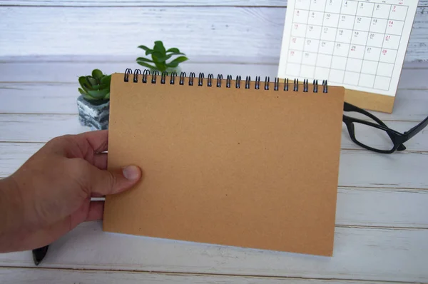 Hand Holding Blank Brown Notepad Space Customizable Text Ideas Copy — Foto Stock