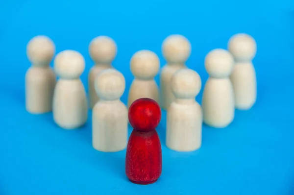 Wooden Red Doll Leading Rest Wooden Figure Leadership Followers Concept — Foto de Stock