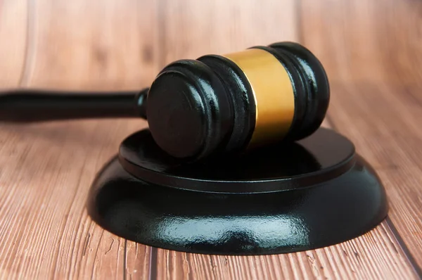 Close Judge Gavel Wooden Desk Background Law Concept — Φωτογραφία Αρχείου