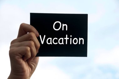 Tatilde siyah not defteriyle el ele tutuşmak.. 