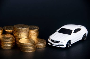 Kuala Lumpur, Malezya - Temmuz 2022: Siyah kapaklı altın sikkeli Mercedes AMG 'nin minyatür oyuncak arabası. Boşluğu kopyala