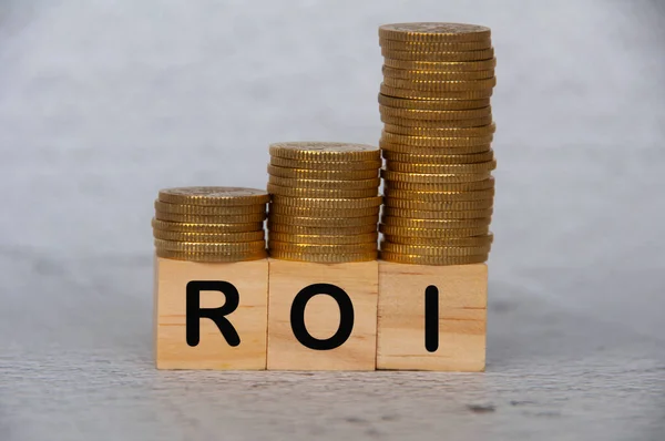 Coins Stack Wooden Blocks Roi Text Business Investment Concept — Stockfoto