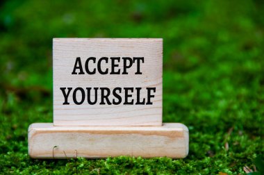 Kendini tahta blokta yeşil doğayla özdeşleşmiş olarak kabul et. Motivasyon kavramı.