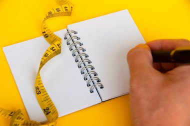 Boş not defteri ve metin ya da fikirler için özelleştirilebilir alanı olan mezura. Boşluk ve kilo kaybı kavramını kopyala