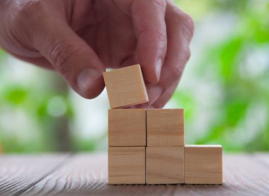 Metin ya da fikirler için özel alanı olan boş tahta blokları tutarak. Boşluğu kopyala.