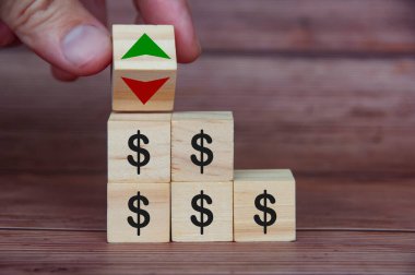 Tahta bloklarda dolar işareti olan döviz dalgalanması. Para birimi dalgalanması ve zenginlik kavramı.