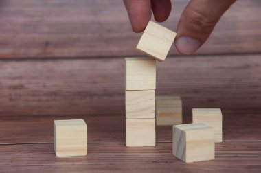 Metin ya da fikirler için kişisel alanı olan ahşap blokla el ele tutuşmak. Boşluğu kopyala.