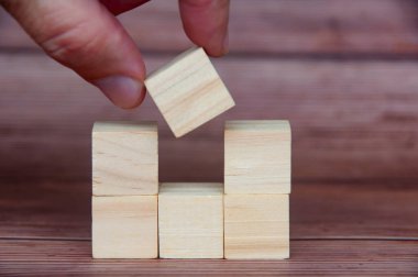 Metin ya da fikirler için özelleştirilebilir alanı olan ahşap bloklar yerleştiriliyor. Boşluğu kopyala.