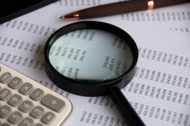 İş analizi kavramı - kalem, hesap makinesi ve sayı analizi ile büyüteç.