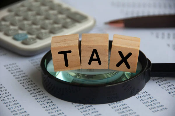 Palavra Fiscal Rotulado Blocos Madeira Lupa Tax Investigation Concept Calculator — Fotografia de Stock