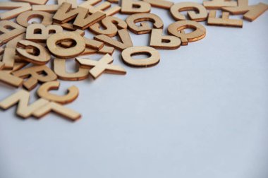 Alfabeler, metin için özelleştirilebilir alanı olan örtülü arka planda. Boşluğu kopyala.