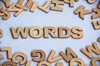 Beyaz arkaplandaki sözcükler. Eğitim kavramı.