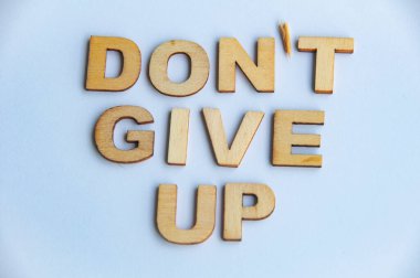 Beyaz arkaplan üzerindeki metinden vaz geç.