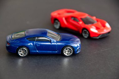 Kuala Lumpur, Malezya - Eylül 2022: Siyah kapaklı Bentley Continental GT ve Ford GT 'nin minyatür oyuncak arabası. Boşluğu kopyala.