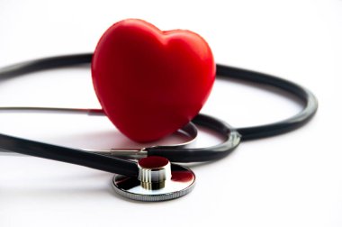 Beyaz arka planda kalp şeklinde steteskop. Boşluk ve sağlık kavramını kopyala.