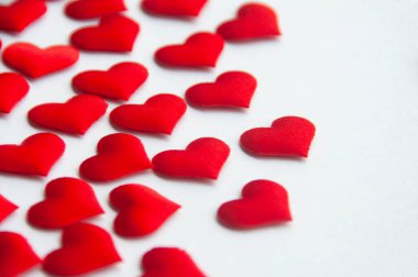 Kırmızı kalp, beyaz arkaplanda yazı için yeri olan kişiselleştirilebilir şekiller alır. Boşluk ve ilişki konseptini kopyala.