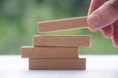 Metin ya da fikirler için kişiselleştirilebilir alanı olan ahşap bir bloğu elle yerleştirmek. Boşluğu kopyala.