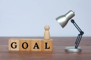 Masa lambası arkaplanı olan tahta küplerin hedef metni. Hedef belirleme kavramı.