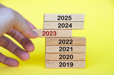2023 yılında ahşap bloklar üzerinde el yapımı metin.