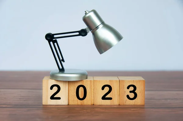 Επιτραπέζιο Φωτιστικό Πάνω Ξύλινους Κύβους Έτος 2023 Έννοια Νέου Έτους — Φωτογραφία Αρχείου