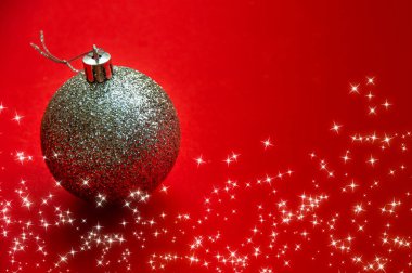 Parlayan yıldızlarla dolu gümüş bir Noel balosu. Yazı ve fikirler için özel alanı var. Noel kutlaması konsepti ve kopyalama alanı.