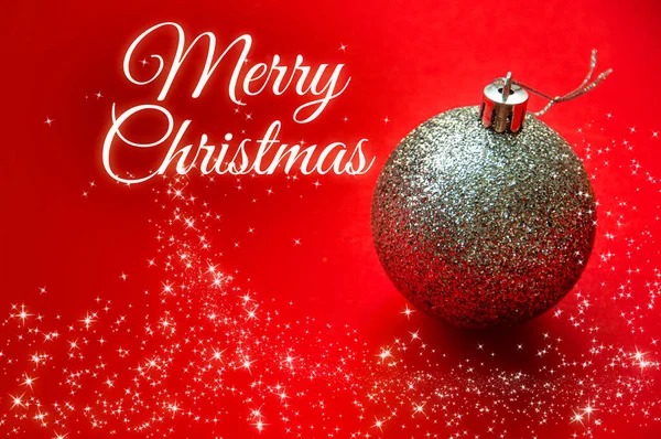 Frohe Weihnachten Mit Silberner Kugel Und Leuchtenden Sternen Auf Rotem — Stockfoto