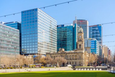 Adelaide, Güney Avustralya - 13 Ağustos 2019: Adelaide CBD 'de Victoria Meydanı aydınlık bir günde Kuzey-Batı yönünde görüldü