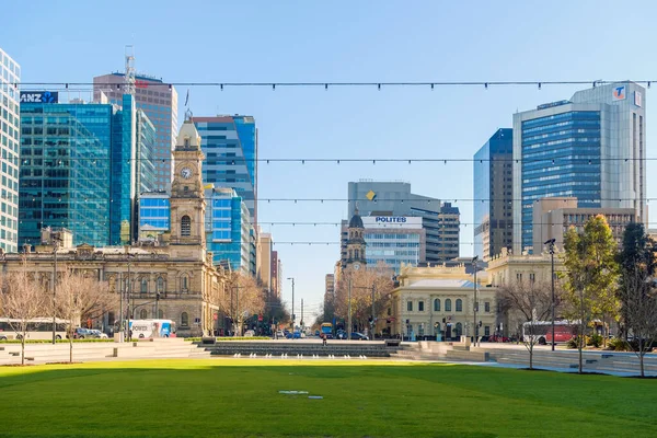 Adelaide, Güney Avustralya - 13 Ağustos 2019: Adelaide CBD 'de Victoria Meydanı aydınlık bir günde kuzeye doğru görüldü