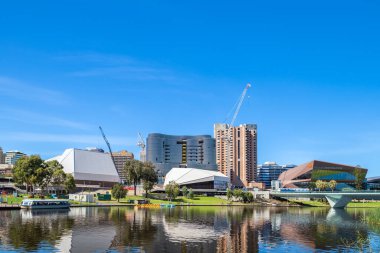 Adelaide, Güney Avustralya - 23 Şubat 2020: Adelaide şehir silueti parlak bir günde Riverbank boyunca izlendi